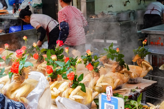 Gà luộc 1 triệu/con vẫn đổ xô mua - đây là khu chợ hot nhất Hà Nội hôm nay! - Ảnh 8.