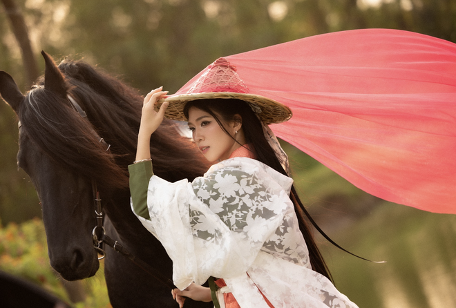 Ngựa đen tiền tỷ &ldquo;k&eacute;o kh&aacute;ch&rdquo; dịp Tết B&iacute;nh Ngọ: Kh&aacute;ch sẵn s&agrave;ng chi 10 triệu, studio tất bật chạy trend- Ảnh 2.