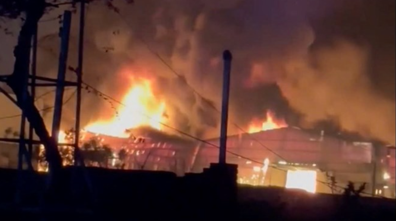 Vụ cháy xưởng nhựa tại Hưng Yên: Ngọn lửa bùng phát dữ dội trong đêm - Ảnh 1.