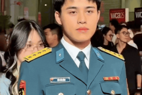 Visual Đại &uacute;y Đ&agrave;o Văn B&igrave;nh cỡ n&agrave;o m&agrave; lọt top t&igrave;m kiếm sau Gala WeChoice, b&oacute;ng lưng cũng l&agrave; thần! - Ảnh 5.