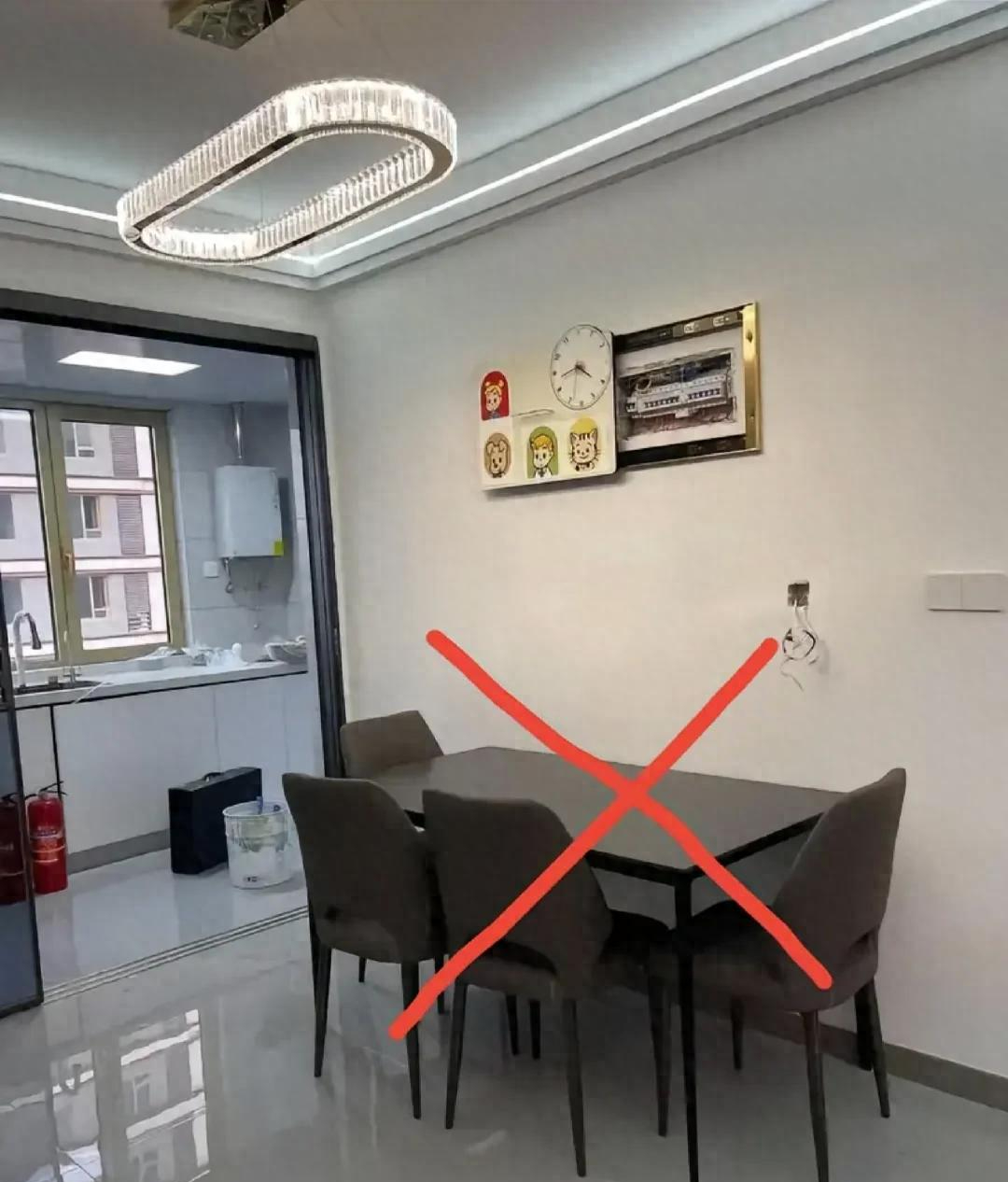 Vợ t&ocirc;i ki&ecirc;n quyết kh&ocirc;ng đặt b&agrave;n ăn trong ph&ograve;ng ăn - t&ocirc;i phản đối kịch liệt, nhưng khi ho&agrave;n thiện th&igrave; chỉ biết&hellip; "xin lỗi vợ" - Ảnh 1.