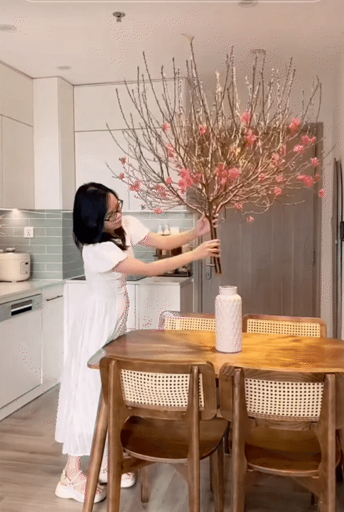 Vợ đảm ở H&agrave; Nội dự tr&ugrave; chi ti&ecirc;u Tết cho 3 gia đ&igrave;nh g&oacute;i gọn 21 triệu: C&agrave;nh đ&agrave;o 300k, tuyết mai 90k... hoa rực rỡ khắp nh&agrave;- Ảnh 2.