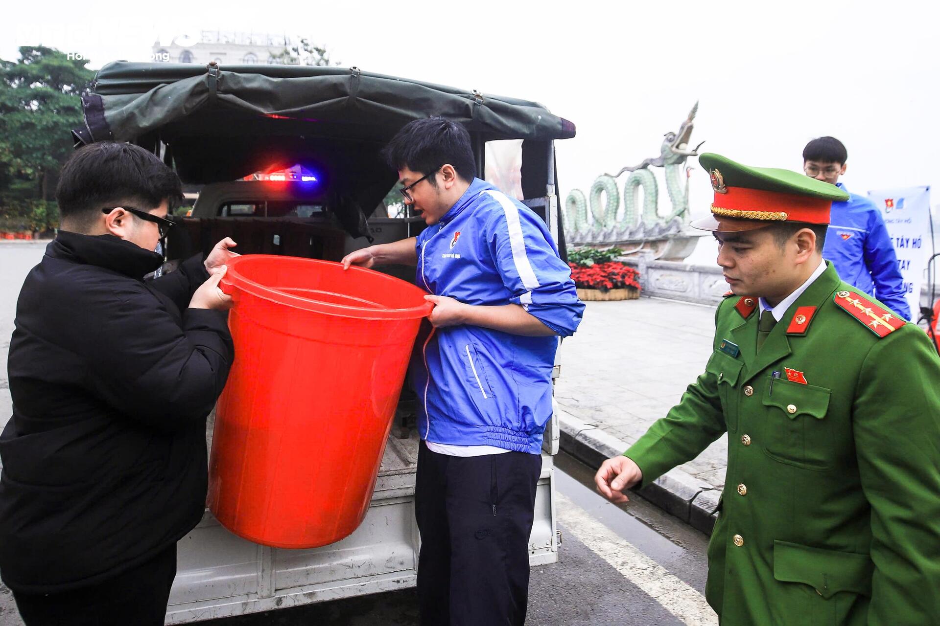 Công an phường Tây Hồ hỗ trợ phóng sinh cá chép , bảo vệ môi trường vào 23 tháng Chạp - Ảnh 10.