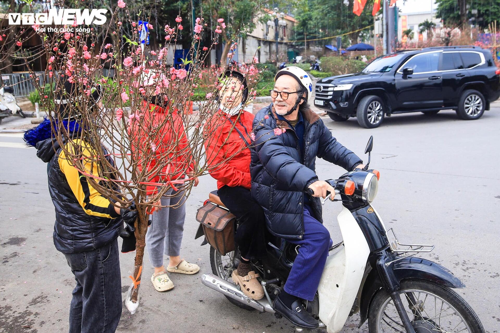 Công an phường Tây Hồ hỗ trợ phóng sinh cá chép , bảo vệ môi trường vào 23 tháng Chạp - Ảnh 12.