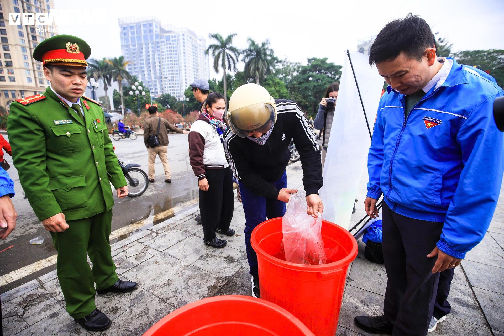 Công an phường Tây Hồ hỗ trợ phóng sinh cá chép , bảo vệ môi trường vào 23 tháng Chạp - Ảnh 13.