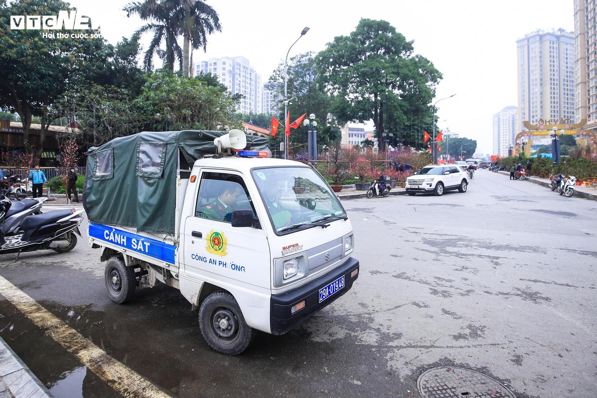 Công an phường Tây Hồ hỗ trợ phóng sinh cá chép , bảo vệ môi trường vào 23 tháng Chạp - Ảnh 14.