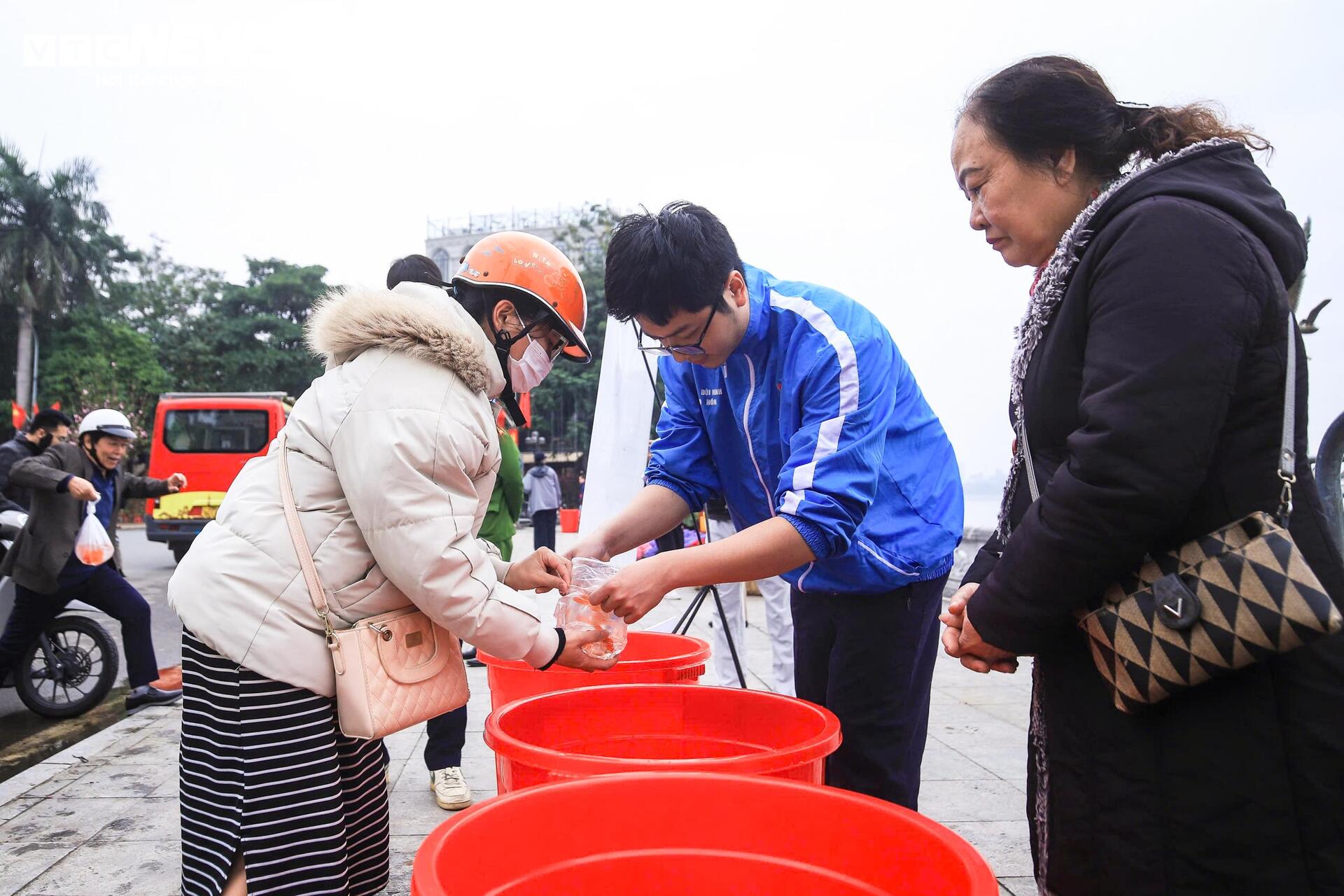 Công an phường Tây Hồ hỗ trợ phóng sinh cá chép , bảo vệ môi trường vào 23 tháng Chạp - Ảnh 3.