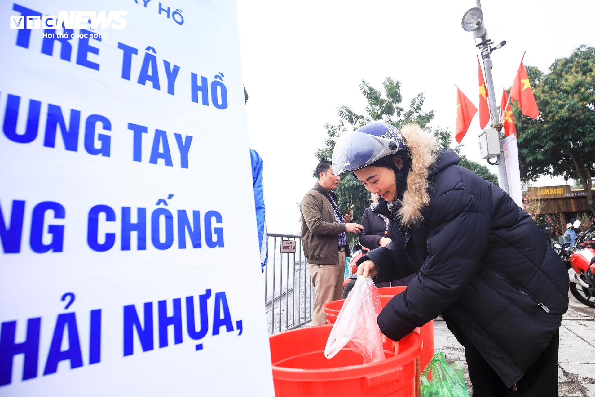 Công an phường Tây Hồ hỗ trợ phóng sinh cá chép , bảo vệ môi trường vào 23 tháng Chạp - Ảnh 4.