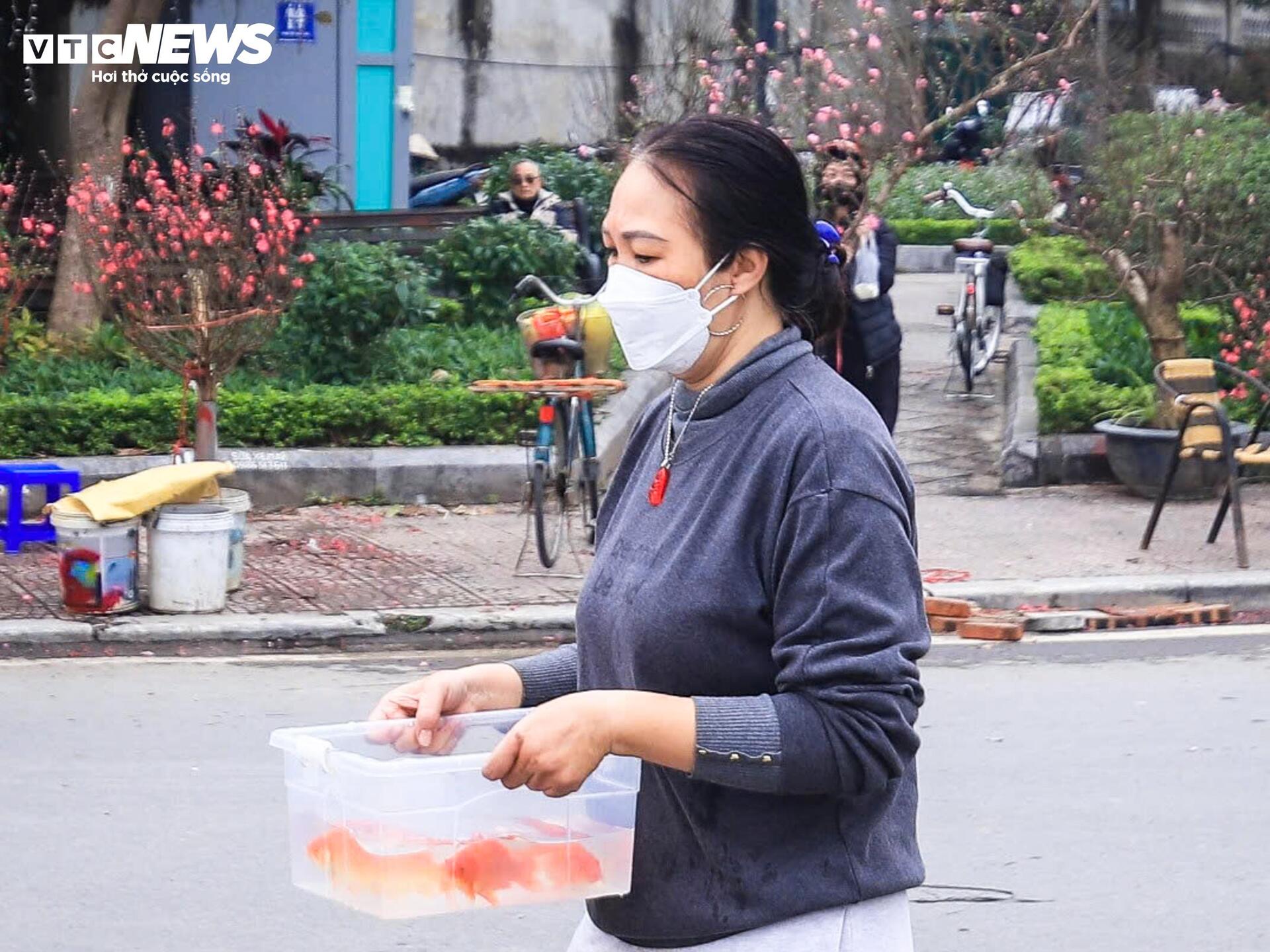 Công an phường Tây Hồ hỗ trợ phóng sinh cá chép , bảo vệ môi trường vào 23 tháng Chạp - Ảnh 6.