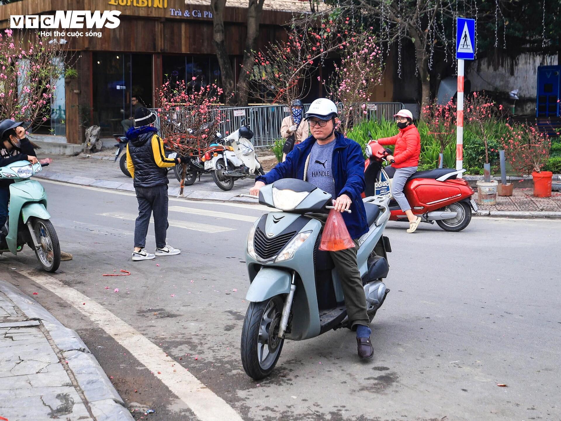 Công an phường Tây Hồ hỗ trợ phóng sinh cá chép , bảo vệ môi trường vào 23 tháng Chạp - Ảnh 5.