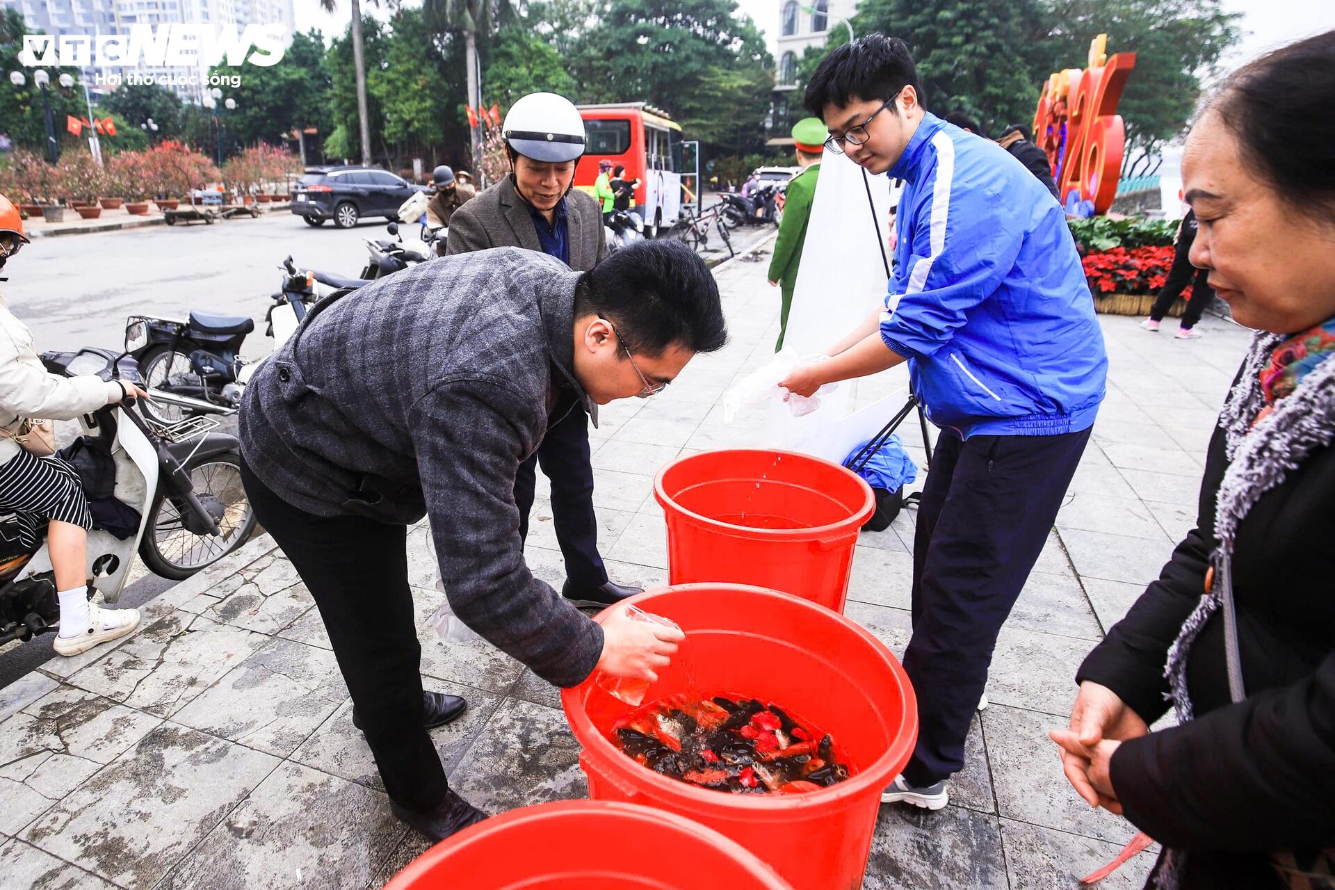 Công an phường Tây Hồ hỗ trợ phóng sinh cá chép , bảo vệ môi trường vào 23 tháng Chạp - Ảnh 8.