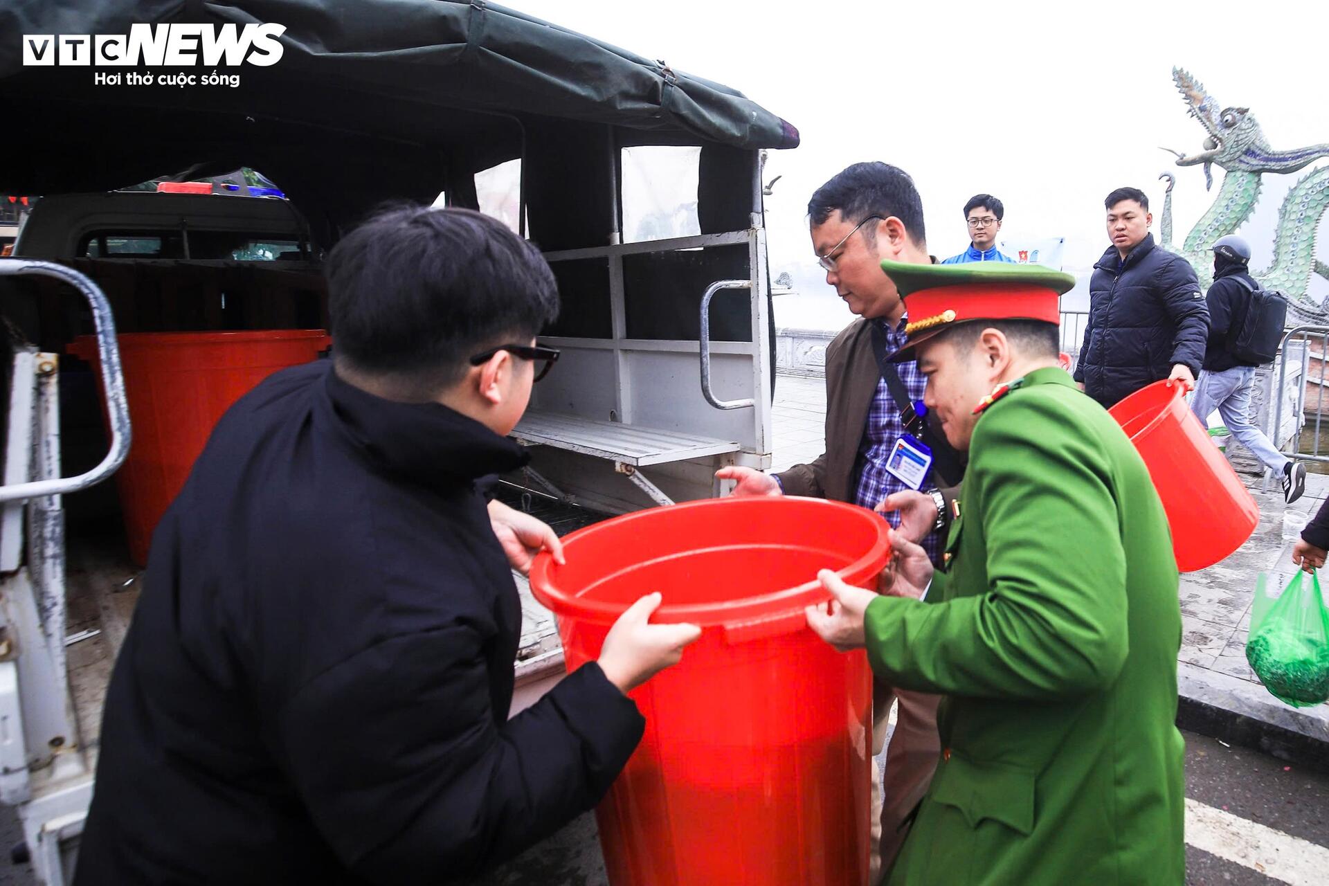 Công an phường Tây Hồ hỗ trợ phóng sinh cá chép , bảo vệ môi trường vào 23 tháng Chạp - Ảnh 9.