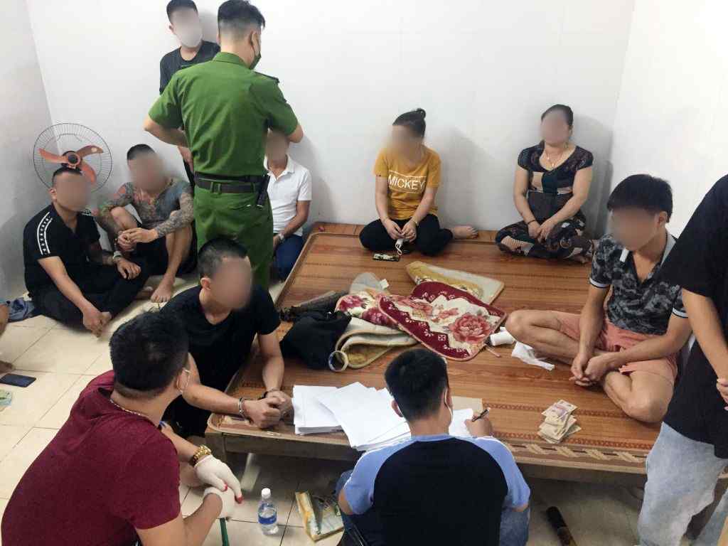 Chơi đánh bài ngày Tết: Khi nào bị phạt hành chính, khi nào bị xử lý hình sự? - Ảnh 1.