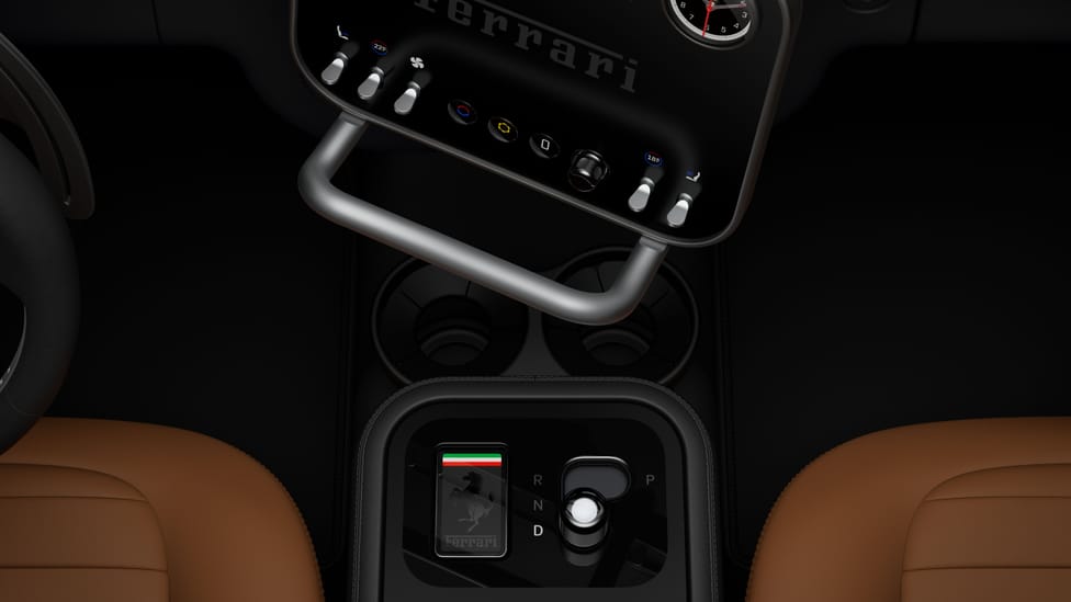 C&uacute; bắt tay lịch sử: "Ph&ugrave; thủy thiết kế của Apple" Jony Ive ch&iacute;nh thức thổi hồn v&agrave;o nội thất si&ecirc;u xe điện Ferrari Luce - Ảnh 2.