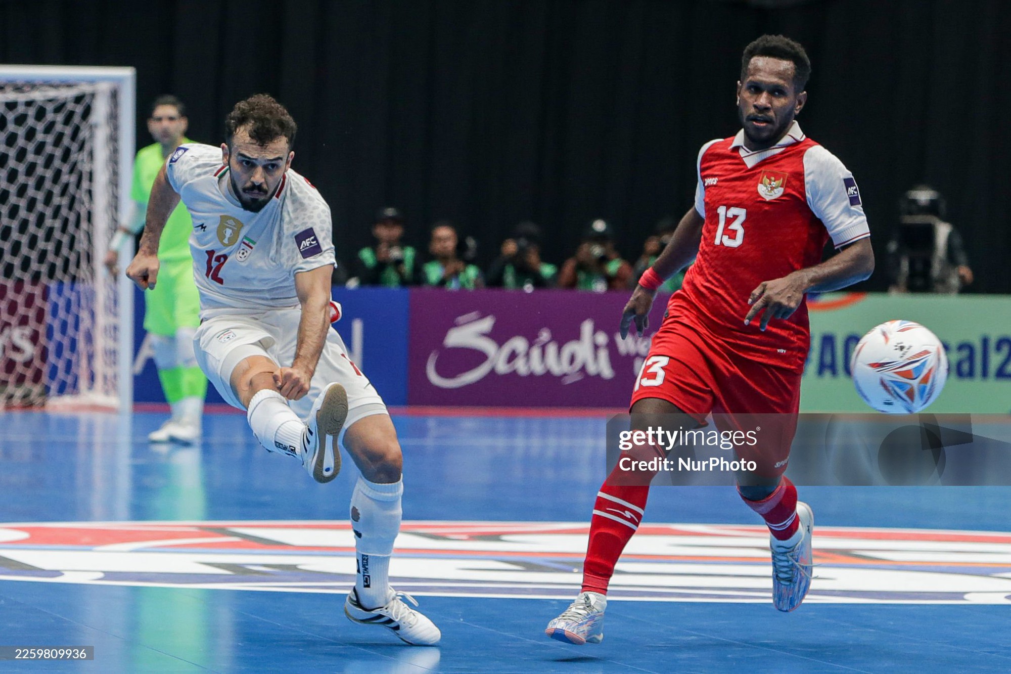 Sau chiến t&iacute;ch lịch sử, b&oacute;ng đ&aacute; Indonesia nhận &aacute;n phạt nặng từ AFC - Ảnh 1.