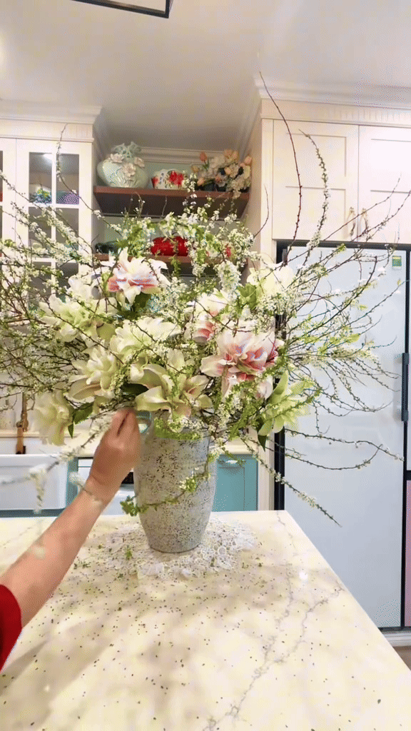 Hoa Tết 2026: Ly k&eacute;p mix tuyết mai - xu hướng cắm hoa đẹp ch&oacute;i chang - Ảnh 3.