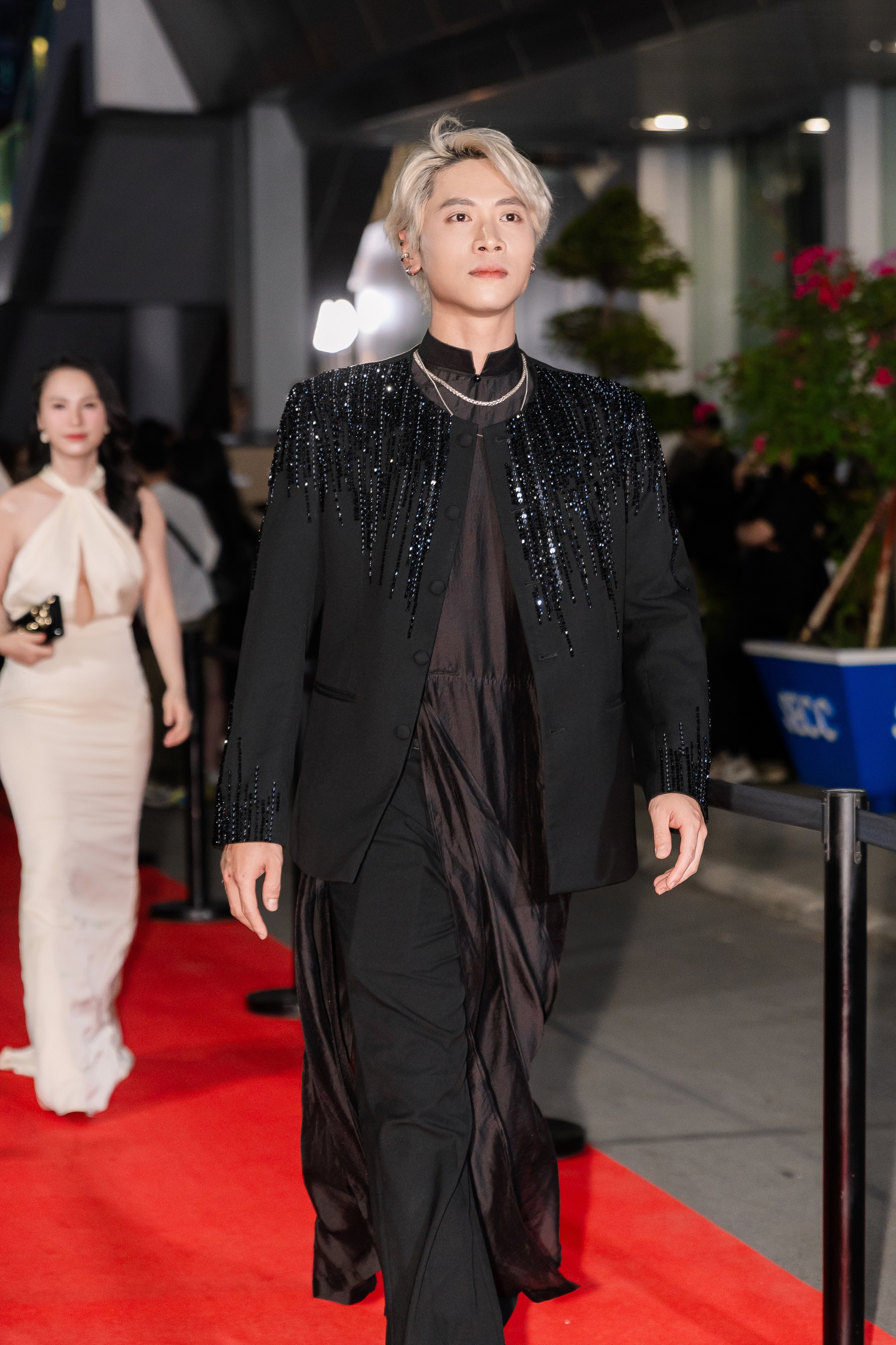 Hoàng Long từ phim Mưa Đỏ đến sân khấu WeChoice Awards 2025: Diễn xuất trực tiếp quá đỉnh!- Ảnh 2.