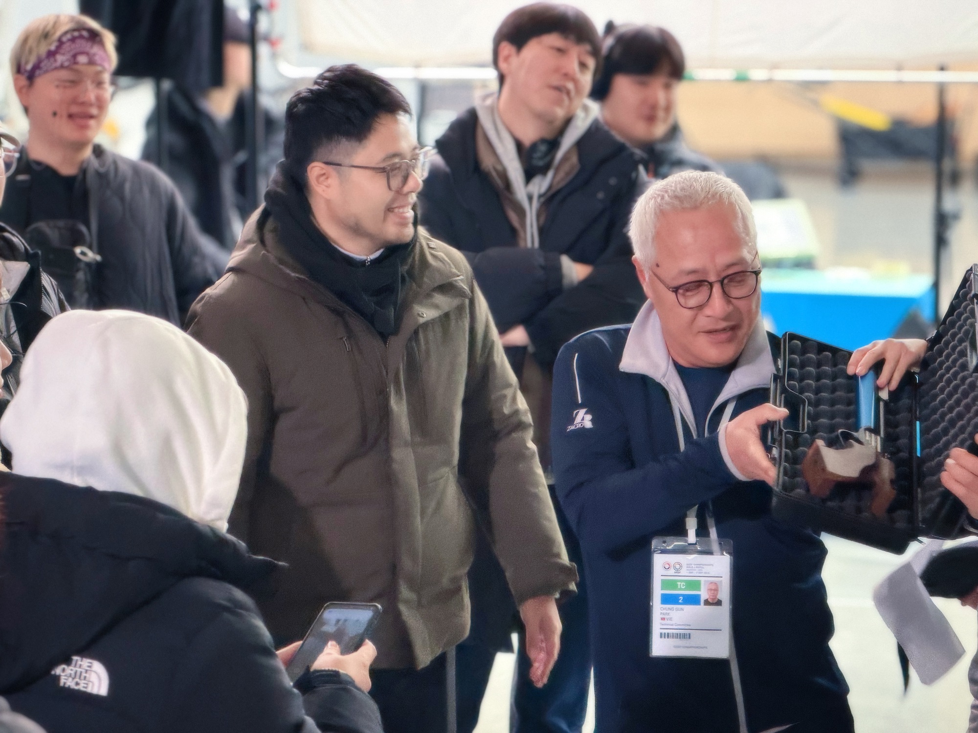 Đạo diễn Đinh Tuấn Vũ và dự án "Viên đạn cuối cùng" về huyền thoại bắn súng Việt Nam - Ảnh 2.