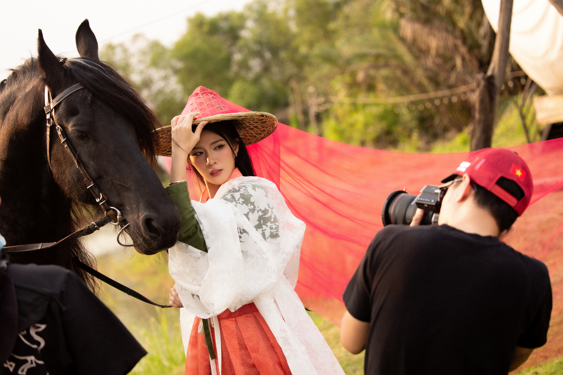 Ngựa đen tiền tỷ &ldquo;k&eacute;o kh&aacute;ch&rdquo; dịp Tết B&iacute;nh Ngọ: Kh&aacute;ch sẵn s&agrave;ng chi 10 triệu, studio tất bật chạy trend- Ảnh 10.