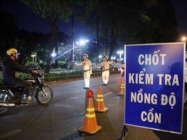 Uống rượu từ h&ocirc;m trước, s&aacute;ng h&ocirc;m sau vẫn bị phạt nồng độ cồn, Bộ C&ocirc;ng an n&oacute;i g&igrave;? - Ảnh 1.