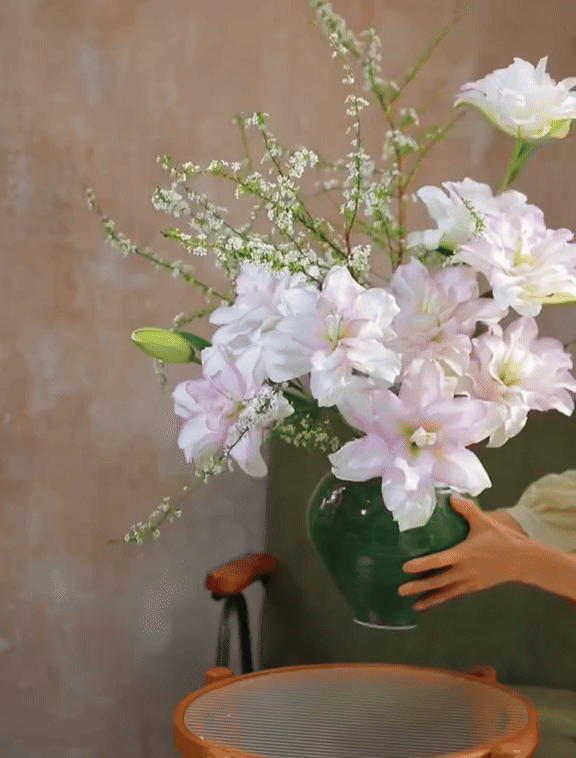 Hoa Tết 2026: Ly k&eacute;p mix tuyết mai - xu hướng cắm hoa đẹp ch&oacute;i chang - Ảnh 6.