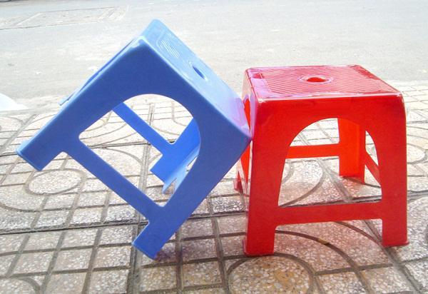 Công dụng bất ngờ của lỗ tròn trên ghế nhựa mà bạn chưa biết - Ảnh 1.