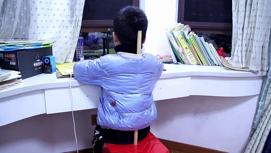 Công dụng bất ngờ của lỗ tròn trên ghế nhựa mà bạn chưa biết - Ảnh 2.