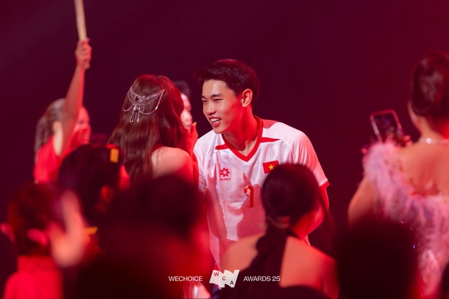 Ho&agrave; Minzy bỗng bị "toxic" v&igrave; một gi&acirc;y &ocirc;m Đ&igrave;nh Bắc, phản ứng ra sao? - Ảnh 2.