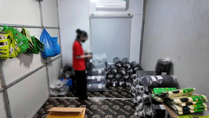 Triệt ph&aacute; đường d&acirc;y l&agrave;m giả rong biển &ldquo;đội lốt&rdquo; h&agrave;ng Việt ở Đ&agrave; Nẵng - Ảnh 1.