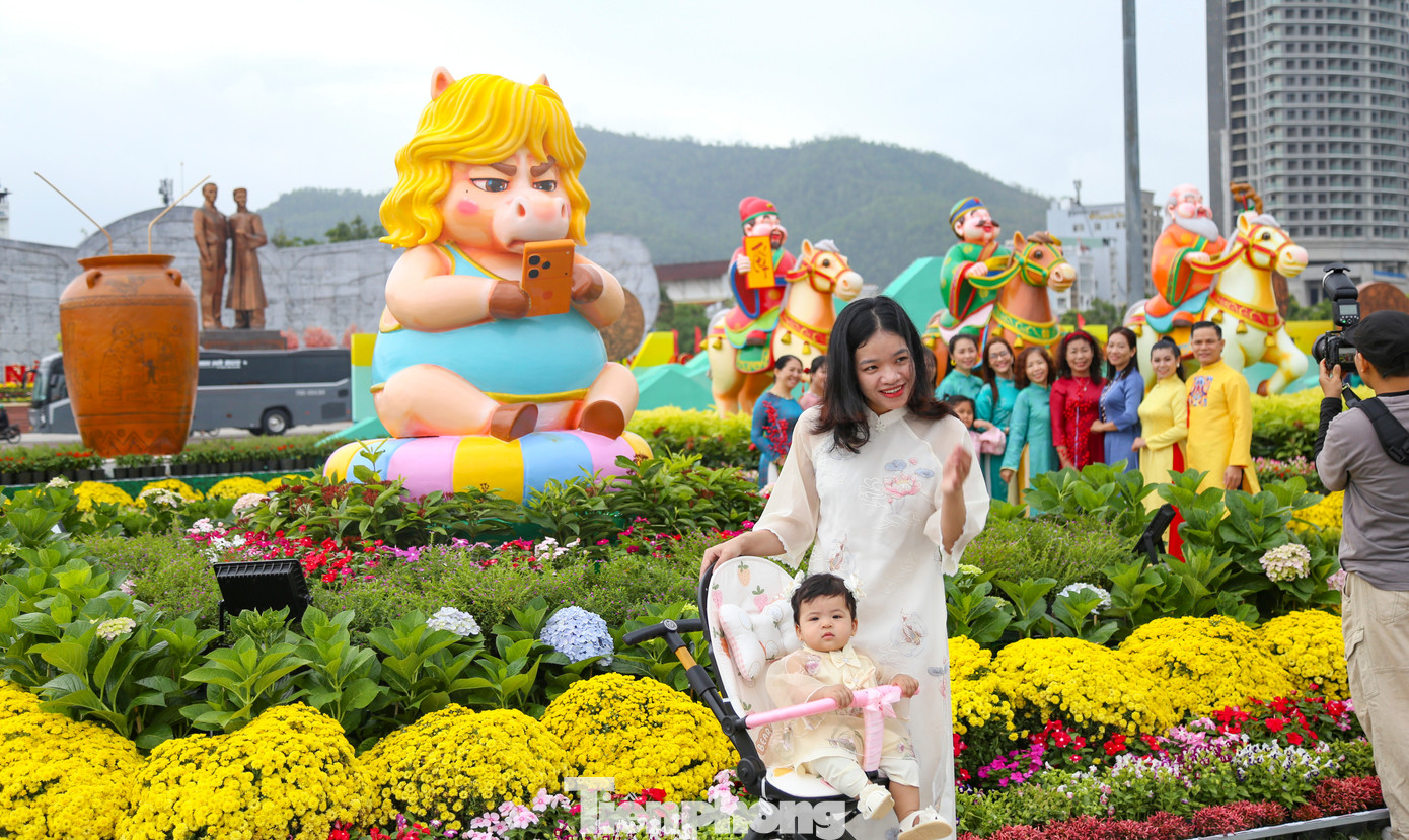 Ngựa mặt cộc cầm iPhone 17 và ngựa Superman gây sốt tại gia Lai 2026 - Ảnh 5.