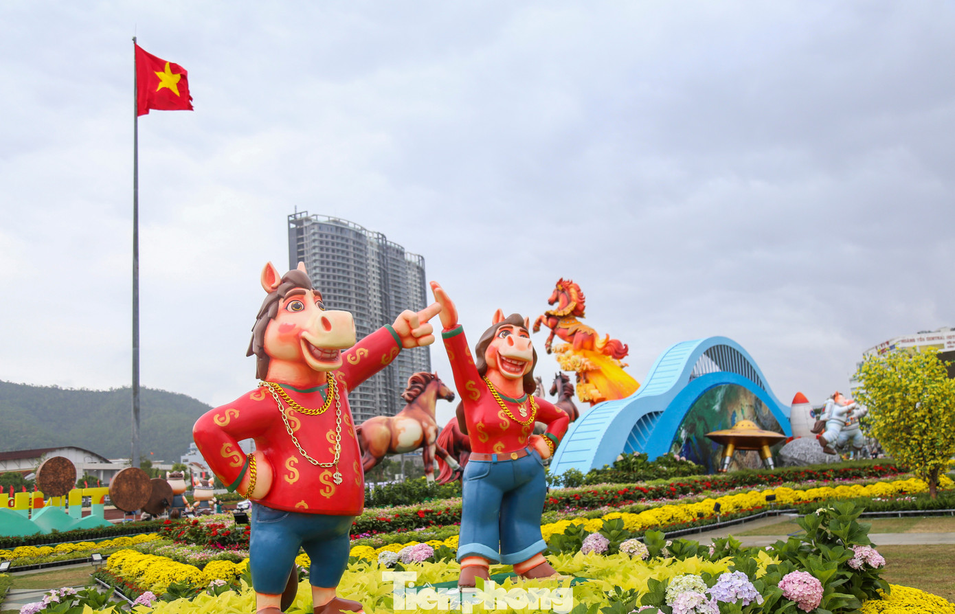 Ngựa mặt cộc cầm iPhone 17 và ngựa Superman gây sốt tại gia Lai 2026 - Ảnh 8.