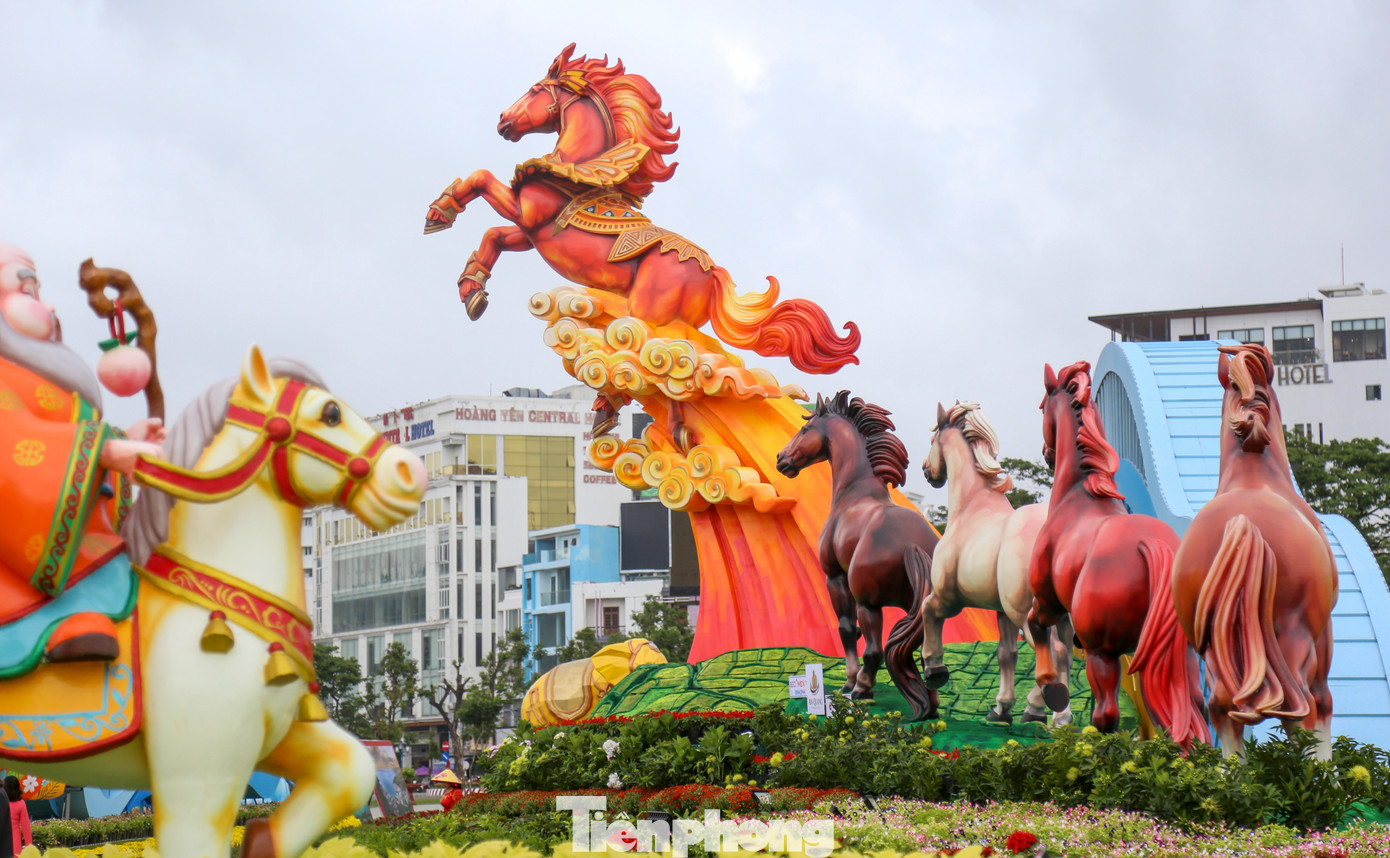 Ngựa mặt cộc cầm iPhone 17 và ngựa Superman gây sốt tại gia Lai 2026 - Ảnh 3.