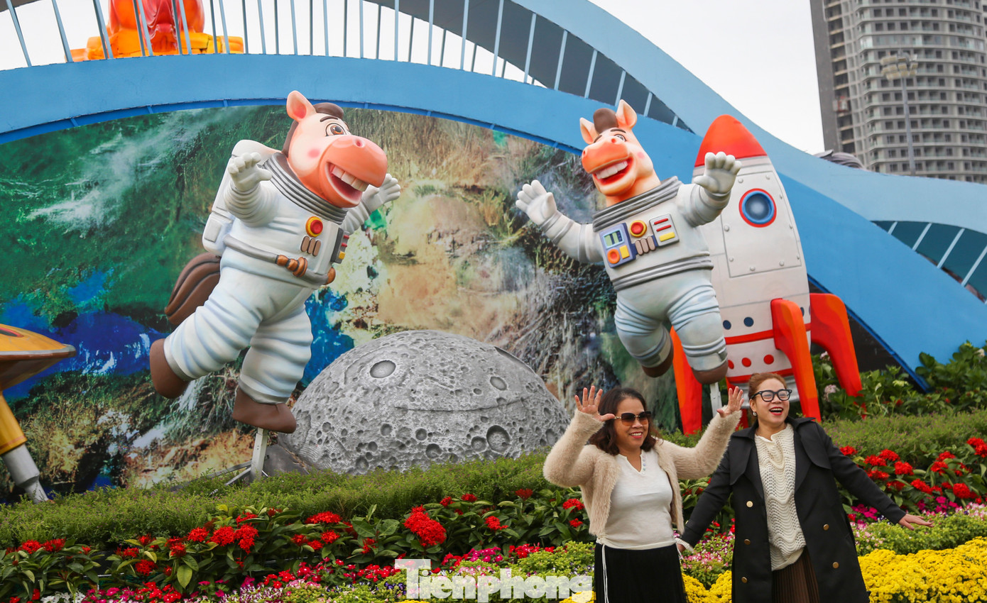 Ngựa mặt cộc cầm iPhone 17 và ngựa Superman gây sốt tại gia Lai 2026 - Ảnh 13.