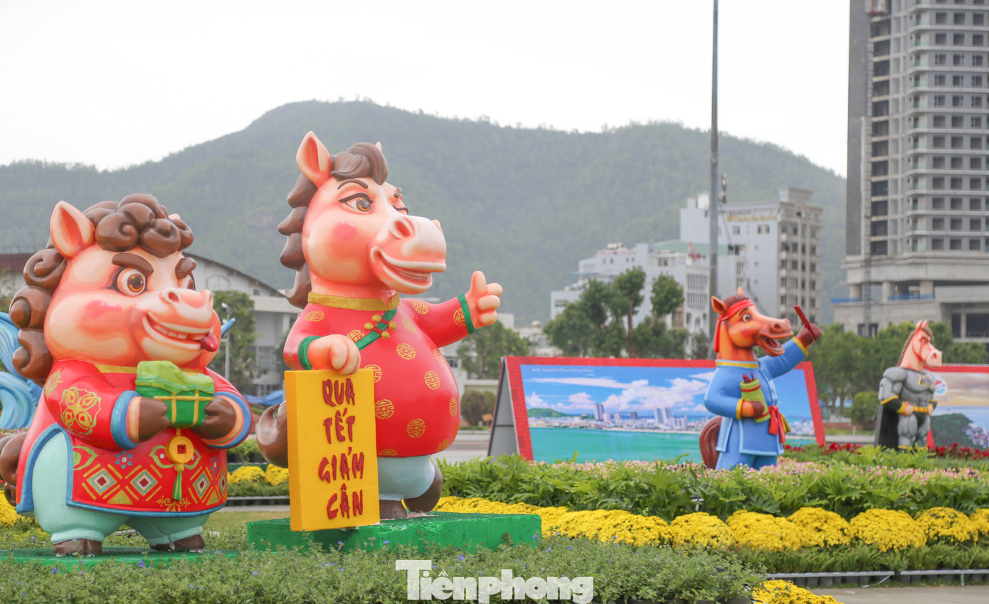 Ngựa mặt cộc cầm iPhone 17 và ngựa Superman gây sốt tại gia Lai 2026 - Ảnh 9.