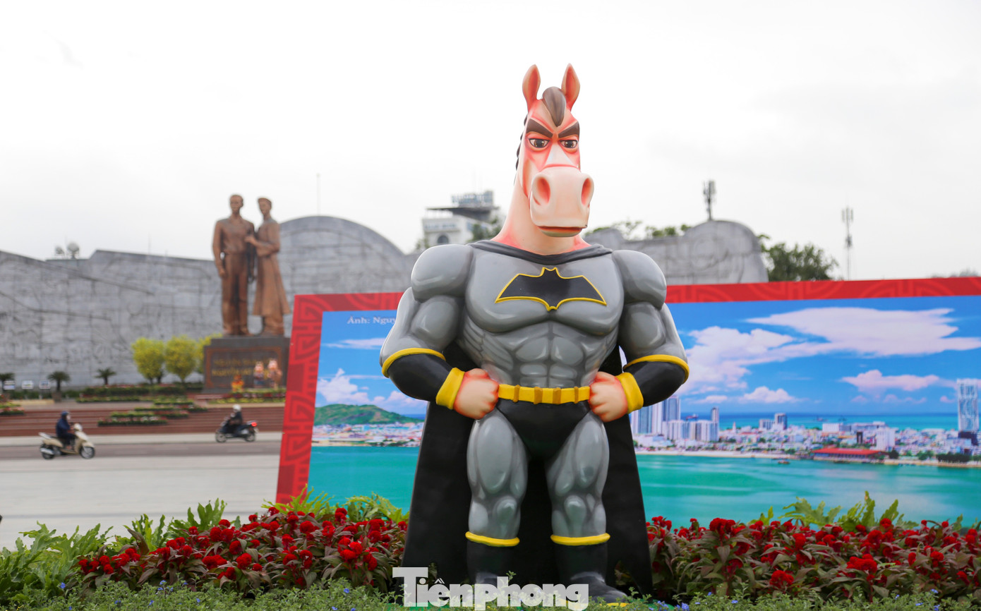 Ngựa mặt cộc cầm iPhone 17 và ngựa Superman gây sốt tại gia Lai 2026 - Ảnh 12.