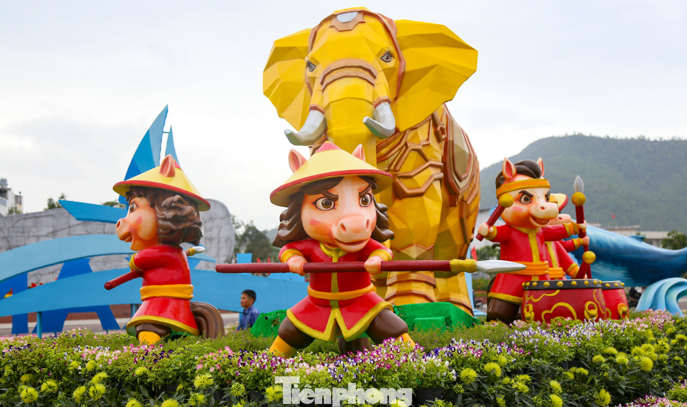 Ngựa mặt cộc cầm iPhone 17 và ngựa Superman gây sốt tại gia Lai 2026 - Ảnh 11.