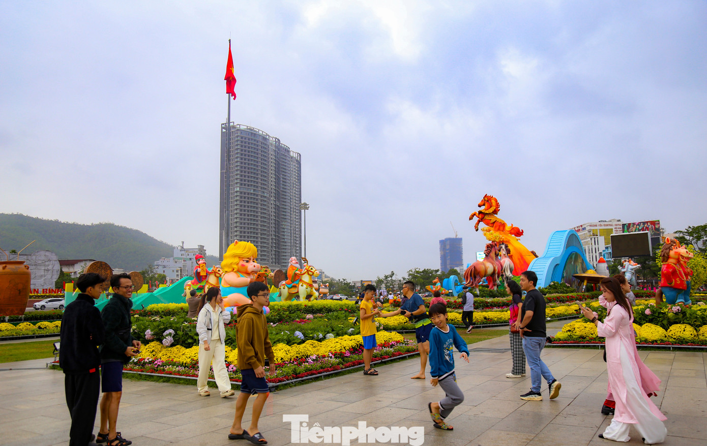 Ngựa mặt cộc cầm iPhone 17 và ngựa Superman gây sốt tại gia Lai 2026 - Ảnh 4.