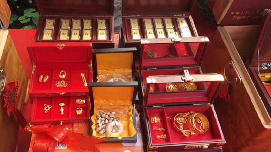 Lén lấy 2 cây vàng của vợ đi bán, người chồng gặp kết cục không ngờ: 1 câu nói của vợ khiến anh phải khóc!- Ảnh 1.