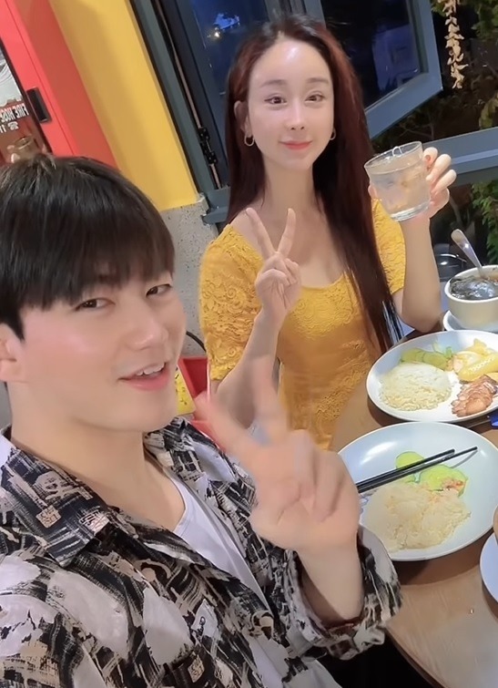 “Hồng hài nhi” vác hoa quỳ gối trước nhà Hoa hậu, bị đuổi thẳng cổ kèm 1 câu điếng người- Ảnh 7.