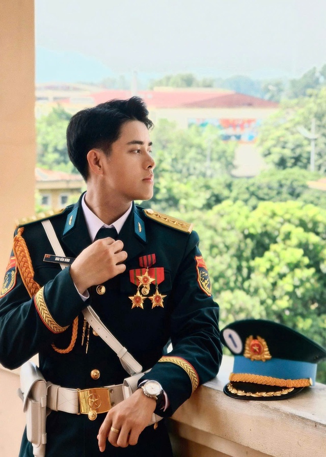 Visual Đại &uacute;y Đ&agrave;o Văn B&igrave;nh cỡ n&agrave;o m&agrave; lọt top t&igrave;m kiếm sau Gala WeChoice, b&oacute;ng lưng cũng l&agrave; thần! - Ảnh 9.