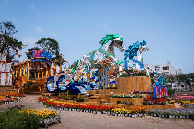 Linh vật ngựa Đắk Lắk tỏa s&aacute;ng tại đường hoa xu&acirc;n tuy h&ograve;a 2026 - Ảnh 5.