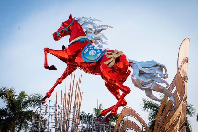 Linh vật ngựa Đắk Lắk tỏa s&aacute;ng tại đường hoa xu&acirc;n tuy h&ograve;a 2026 - Ảnh 9.