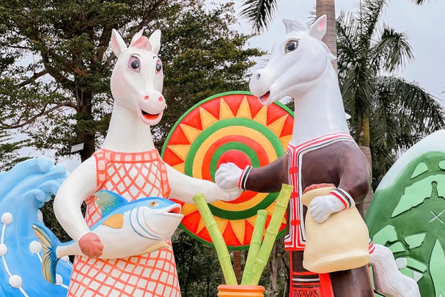 Linh vật ngựa Đắk Lắk tỏa s&aacute;ng tại đường hoa xu&acirc;n tuy h&ograve;a 2026 - Ảnh 3.