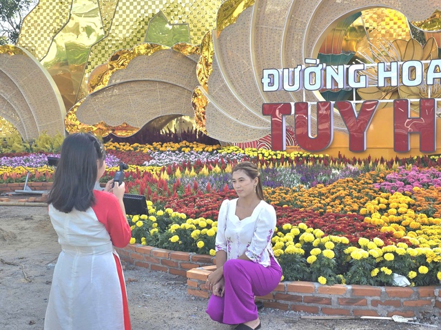 Linh vật ngựa Đắk Lắk tỏa s&aacute;ng tại đường hoa xu&acirc;n tuy h&ograve;a 2026 - Ảnh 10.