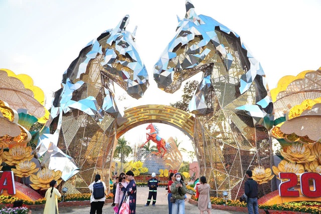 Linh vật ngựa Đắk Lắk tỏa s&aacute;ng tại đường hoa xu&acirc;n tuy h&ograve;a 2026 - Ảnh 7.