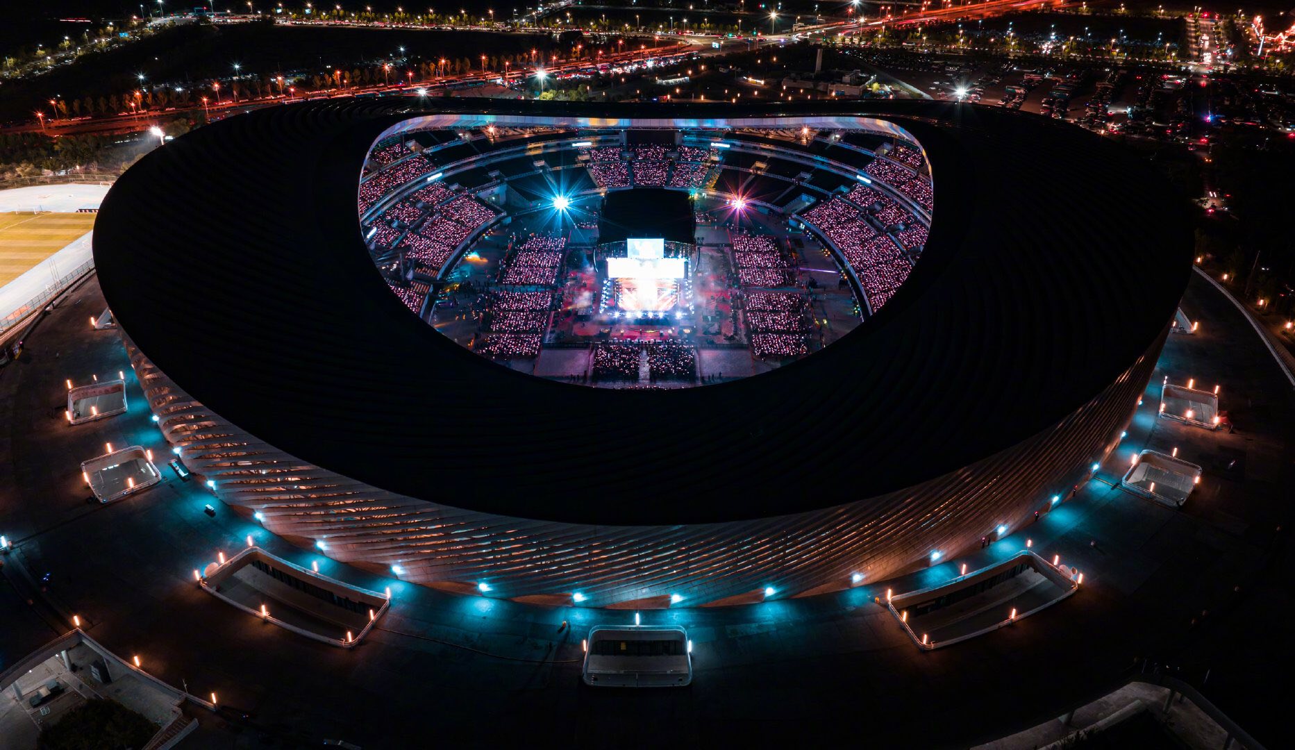 Ca sĩ mua 3 mảnh đất để tổ chức concert, sân khấu quốc gia bán sạch 100 nghìn vé trong một đêm - Ảnh 4.