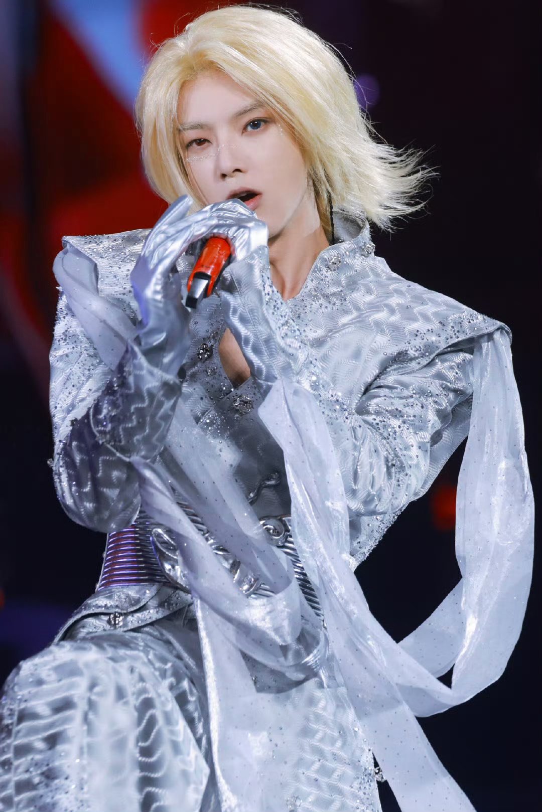 Ca sĩ mua 3 mảnh đất để tổ chức concert, sân khấu quốc gia bán sạch 100 nghìn vé trong một đêm - Ảnh 6.