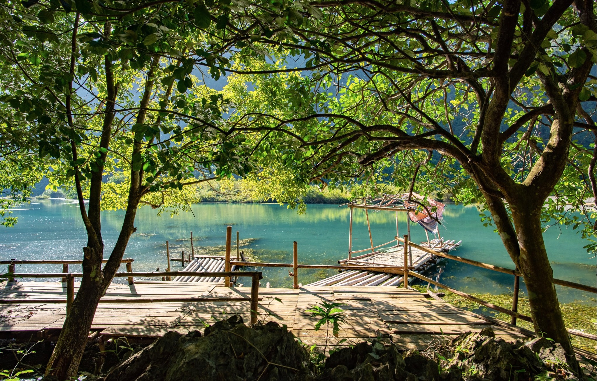 Phát hiện hồ nước cách Hà Nội hơn 100km, cảnh xung quanh hoang sơ, du khách nhận xét: "Xanh như ngọc" - Ảnh 1.