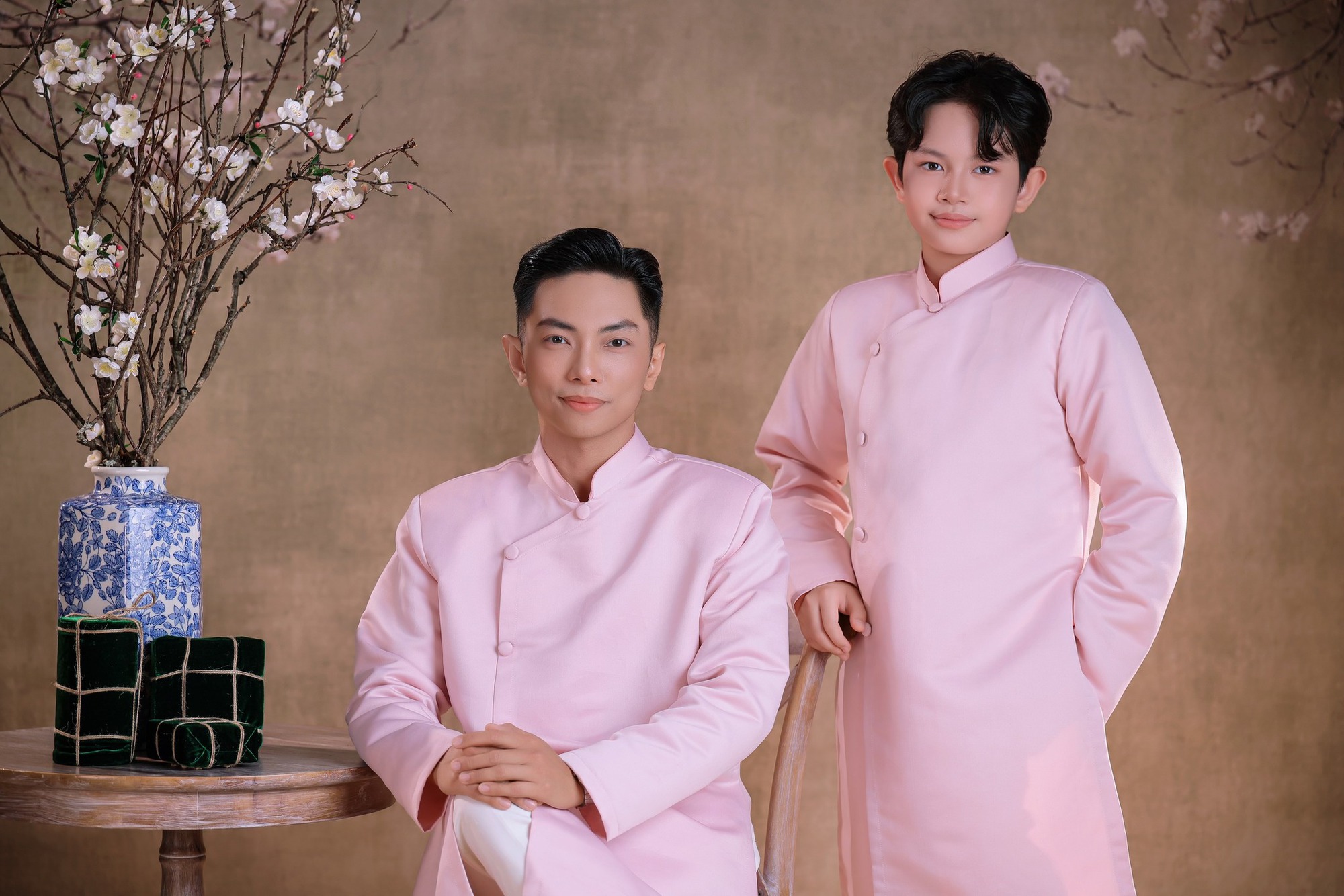 Quý tử nhà Khánh Thi - Phan Hiển sáng bừng sân khấu đón Tết, đúng đẳng cấp của thiếu niên 2 lần vô địch thế giới- Ảnh 4.