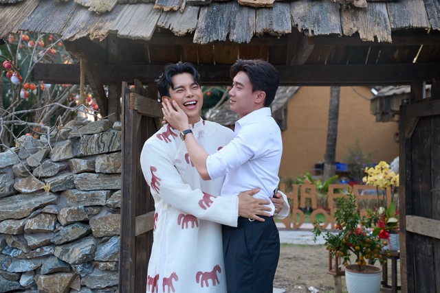 Lộ ảnh Quốc Trường hôn 1 người đàn ông- Ảnh 2.